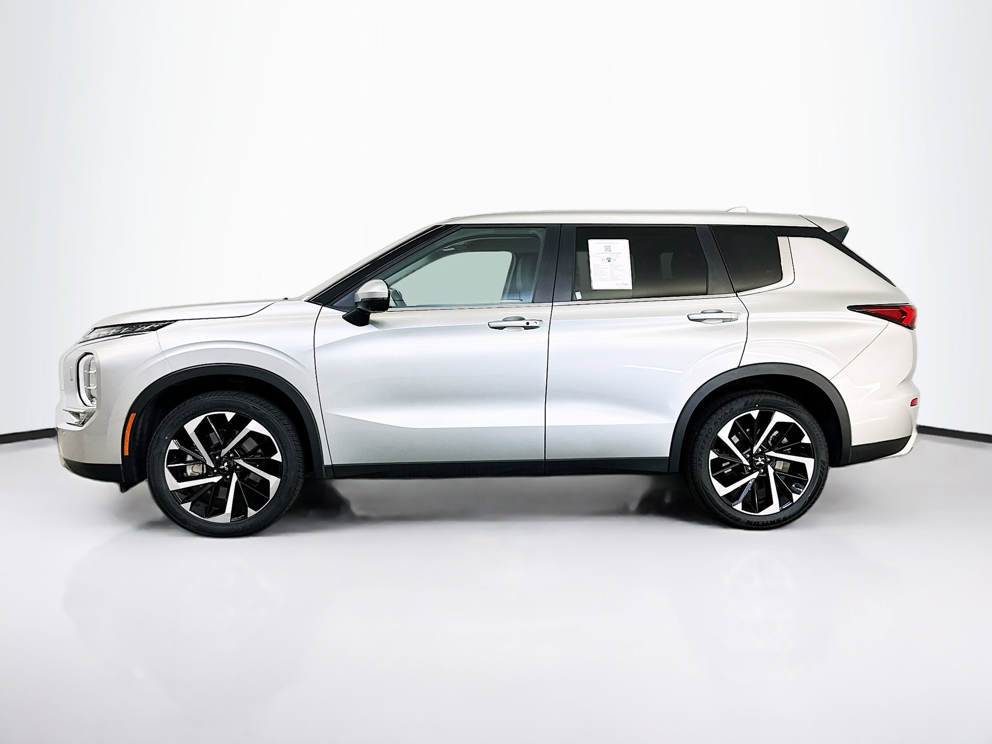 Used 2024 Mitsubishi Outlander SE Black Edition image 4