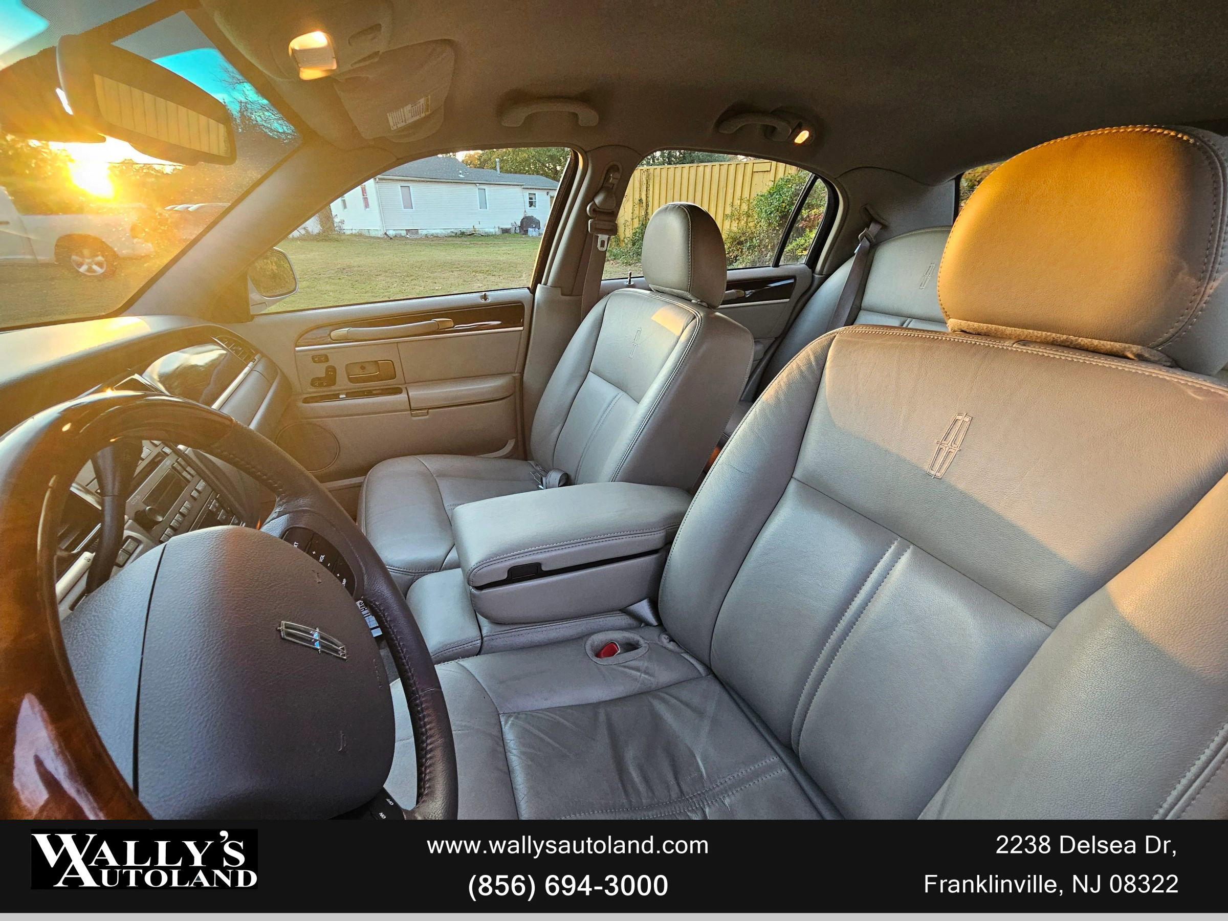 Used 2009 Lincoln Town Car Signature Limited image 15