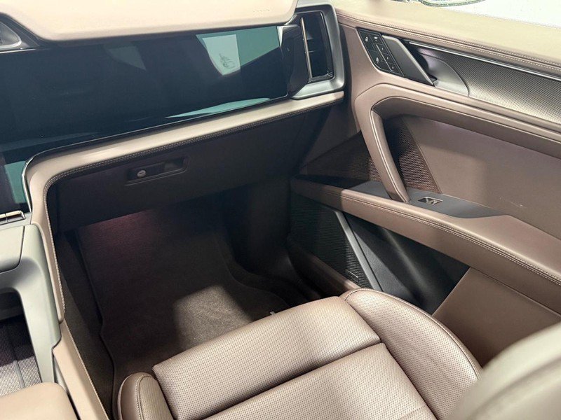 New 2026 Porsche Cayenne Turbo AWD/4WD image 16