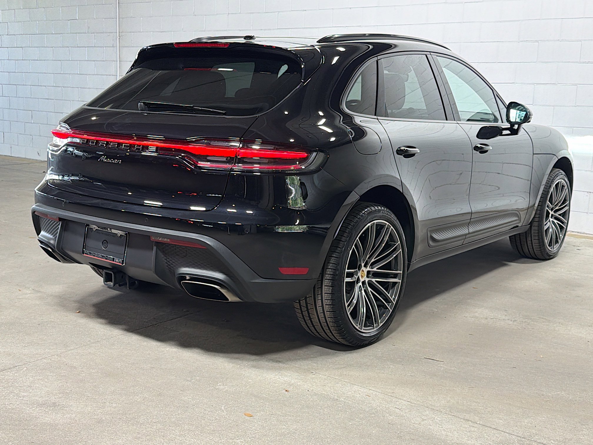 Certified 2026 Porsche Macan AWD/4WD image 3