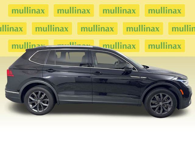 Used 2022 Volkswagen Tiguan SE w/ Panoramic Sunroof Package FWD image 2