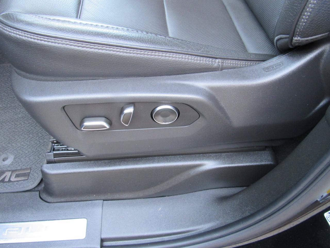 Used 2025 GMC Yukon XL Denali AWD/4WD image 18