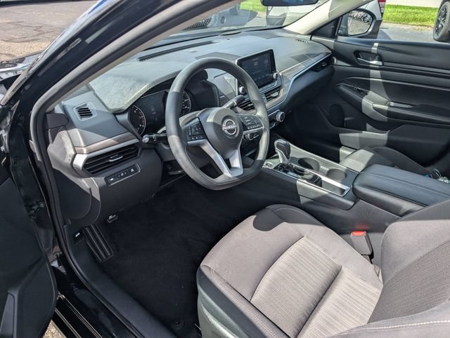 Used 2025 Nissan Altima 2.5 SV FWD image 13
