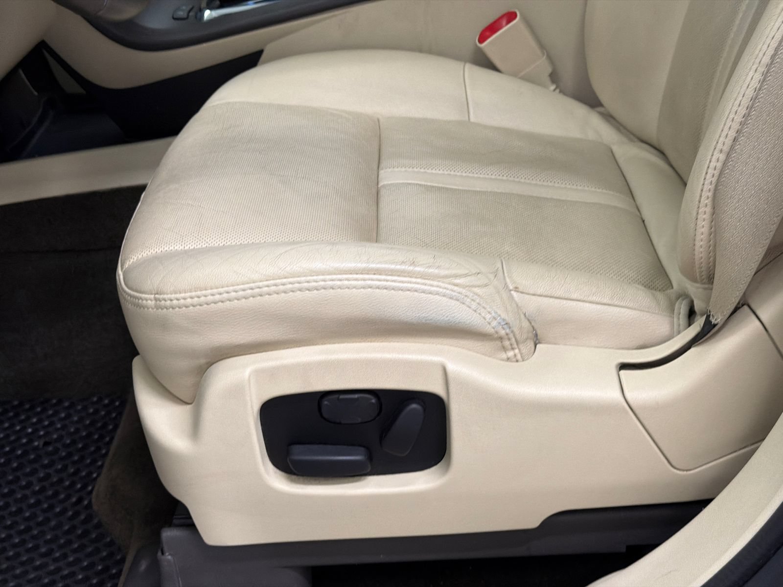 Used 2014 Lincoln MKT AWD w/ Equipment Group 201A image 16