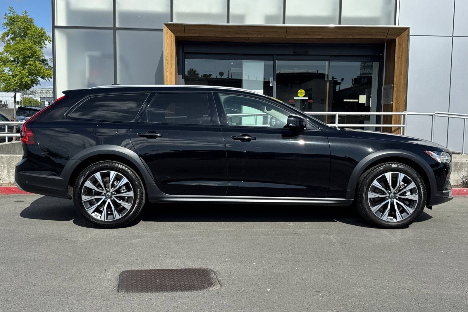 Certified 2024 Volvo V90 B6 Cross Country Plus AWD/4WD image 9