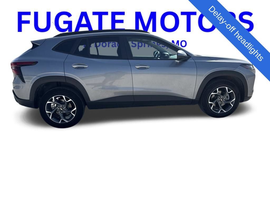 Used 2025 Chevrolet Trax LT FWD image 7