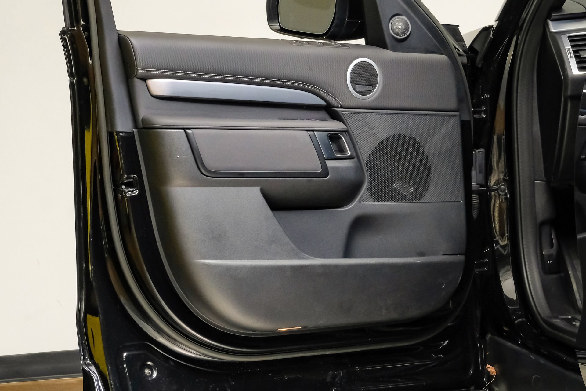Used 2023 Land Rover Discovery S R-Dynamic AWD/4WD image 46