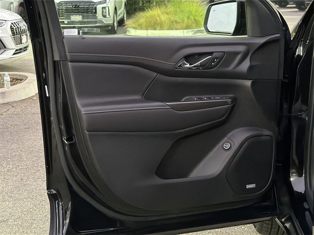 Used 2023 GMC Acadia SLT w/ Elevation Edition image 17