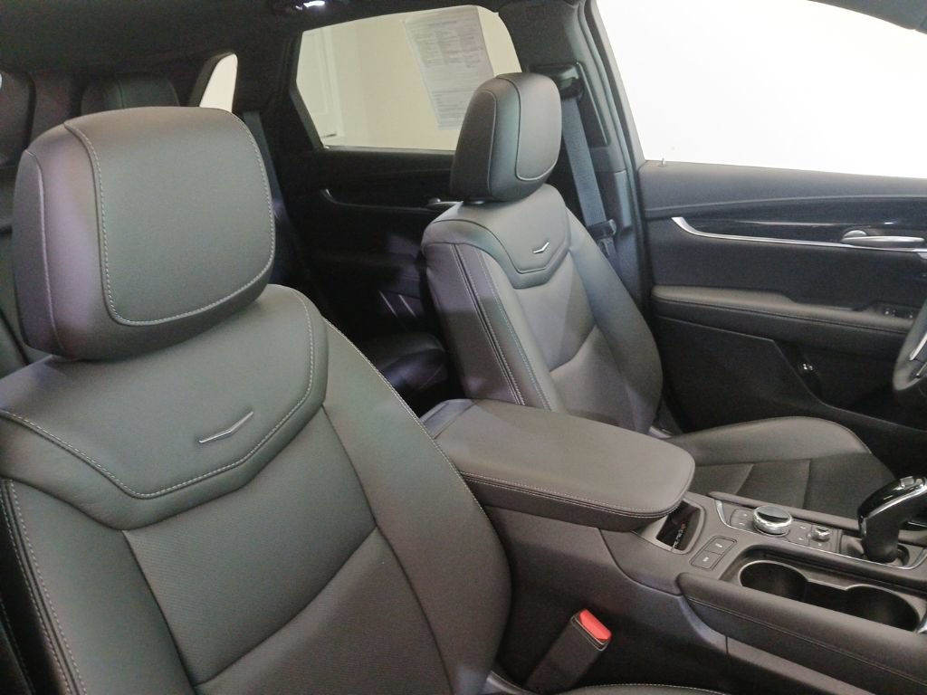Certified 2025 Cadillac XT5 Premium Luxury w/ Technology Package AWD/4WD image 13