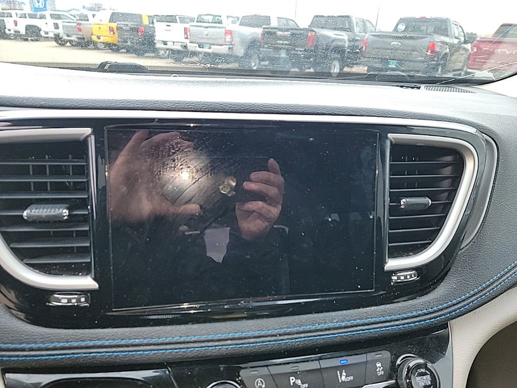 Used 2021 Chrysler Pacifica Touring w/ Cold Weather Group image 19