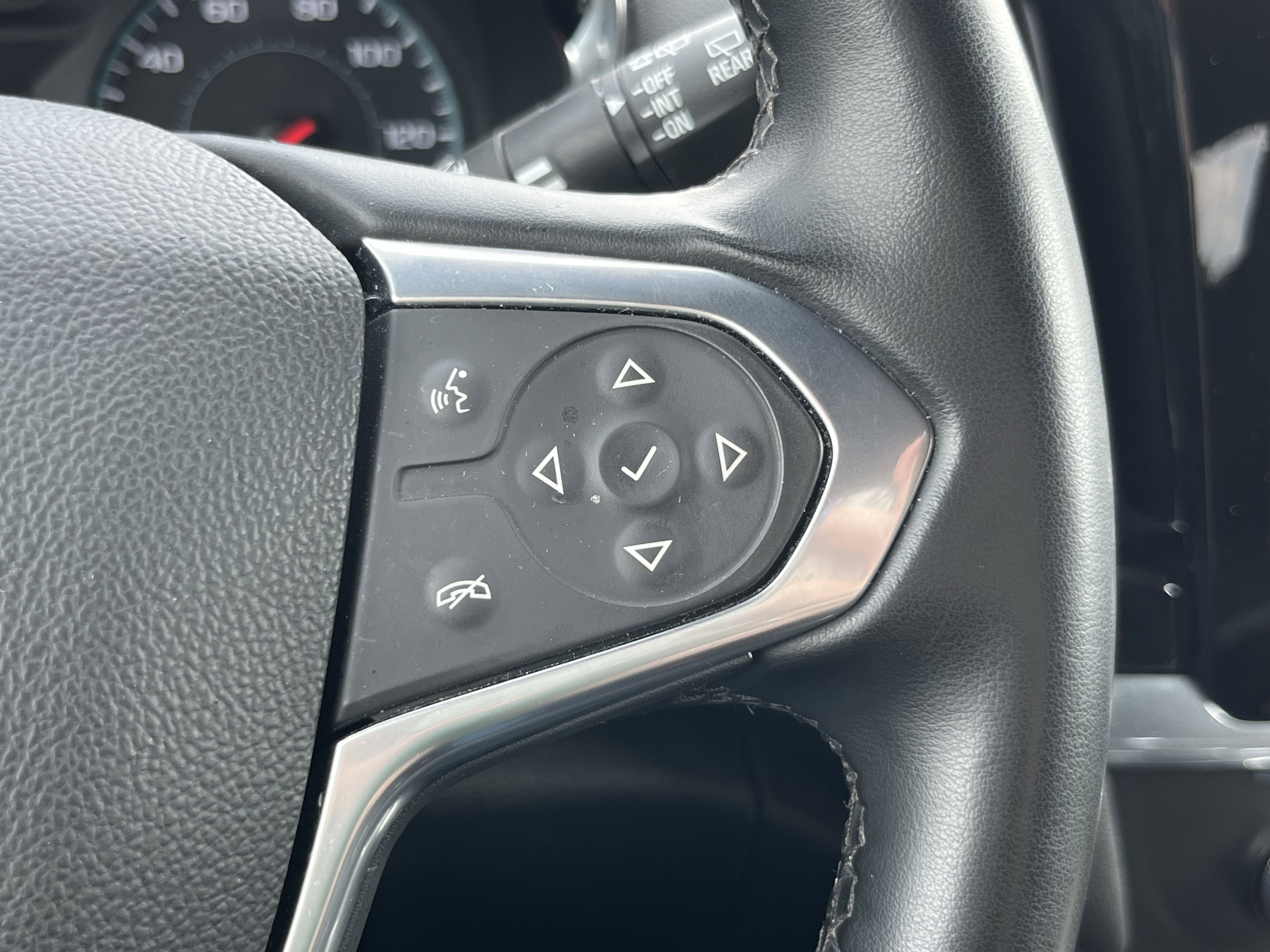 Used 2023 Chevrolet Traverse LT FWD image 25