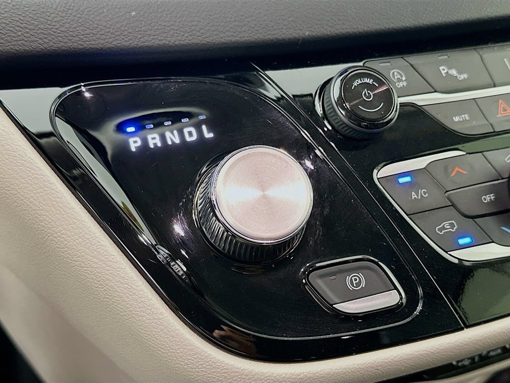 Certified 2024 Chrysler Pacifica Touring-L FWD image 25