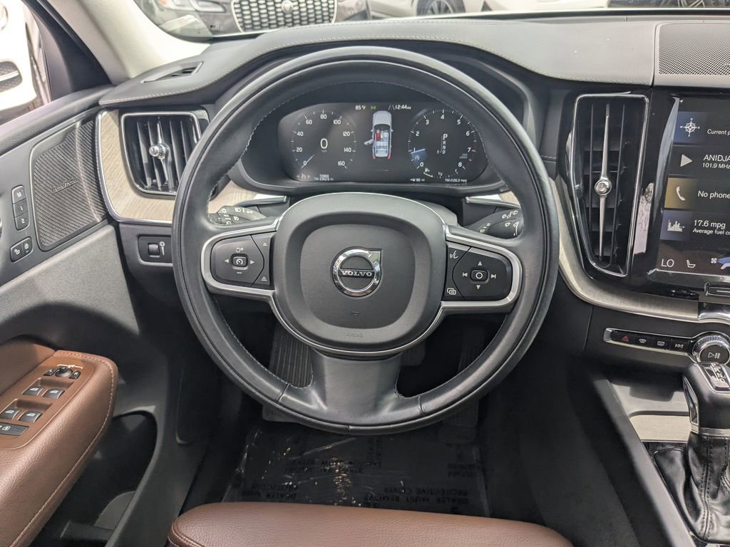 Used 2020 Volvo XC60 T5 Inscription image 3