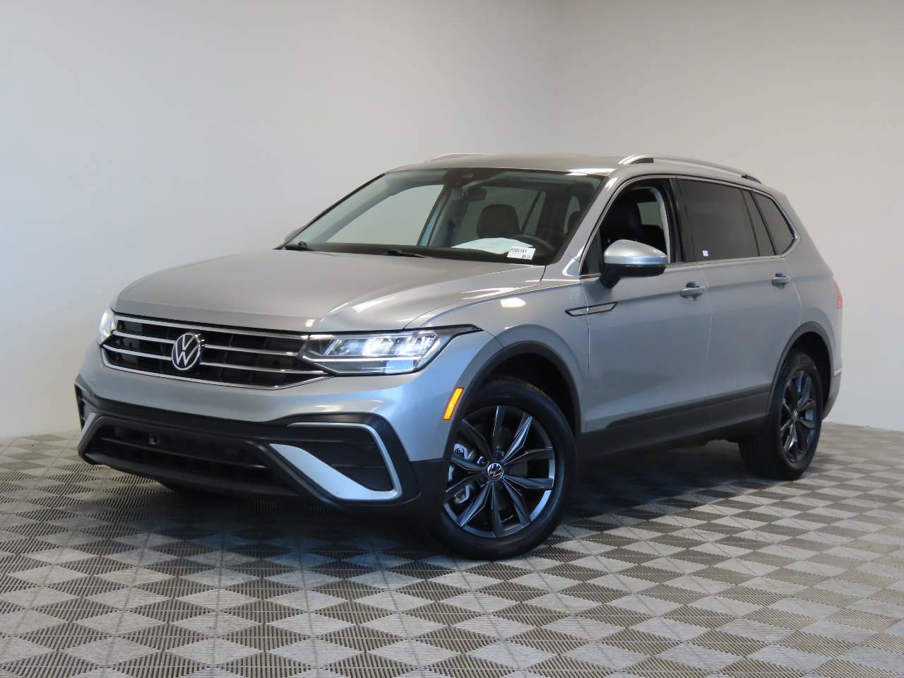 Used 2024 Volkswagen Tiguan SE image 1