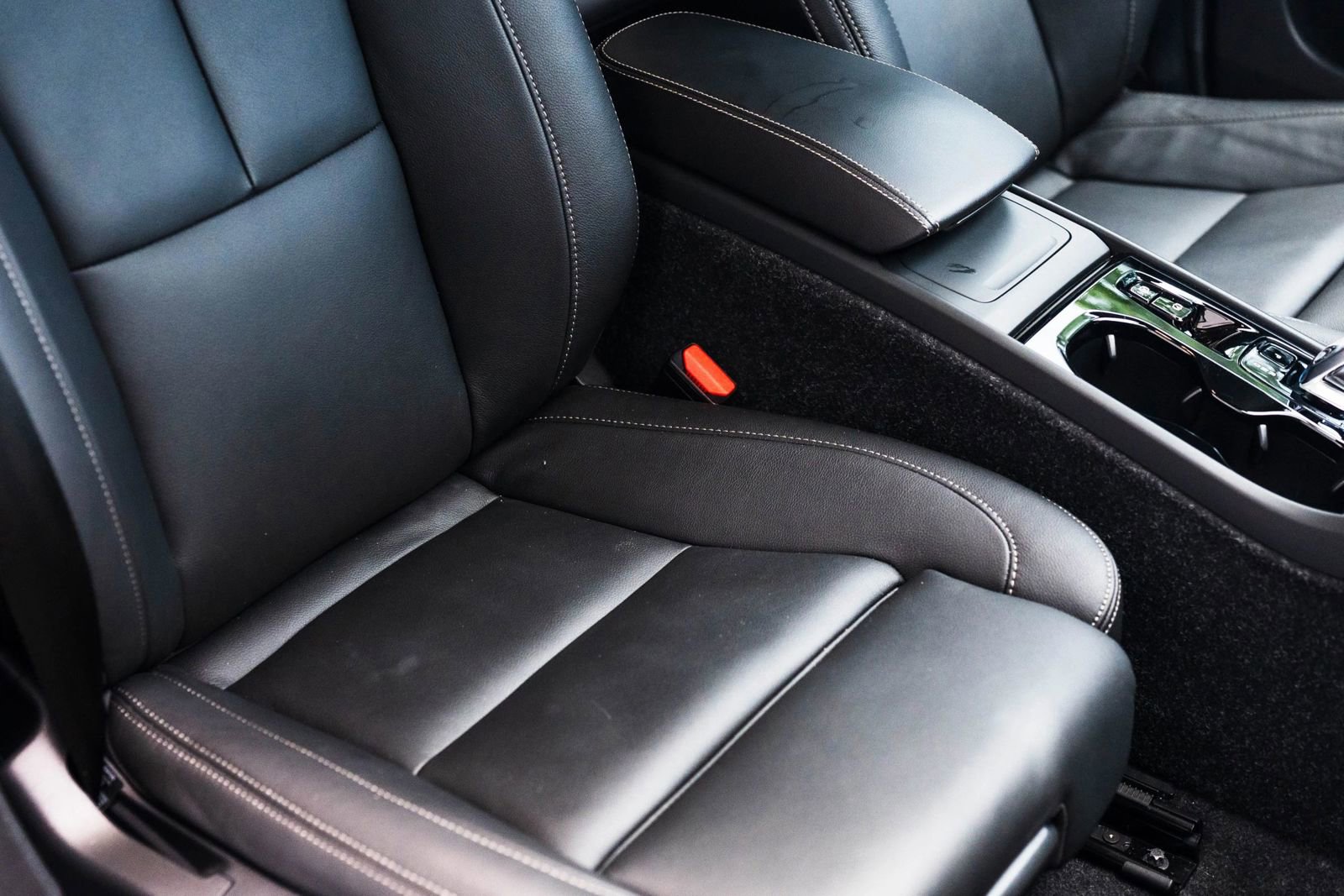 Used 2025 Volvo XC40 B5 Plus w/ Protection Package Premier image 42