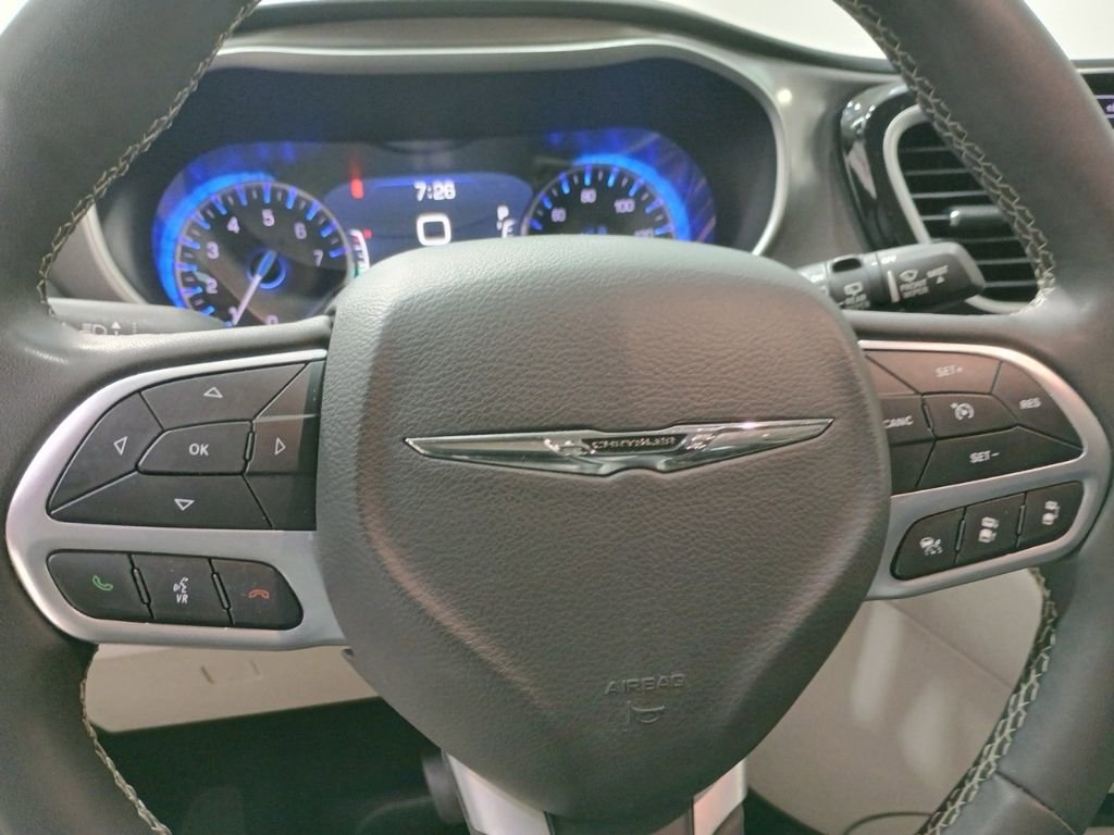 Used 2023 Chrysler Pacifica Touring-L image 14