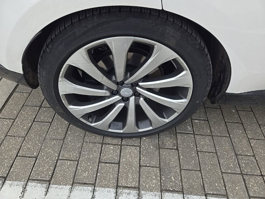 Used 2024 Land Rover Range Rover Long Wheelbase Autobiography image 12