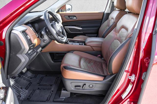 Used 2023 Nissan Pathfinder Platinum image 12