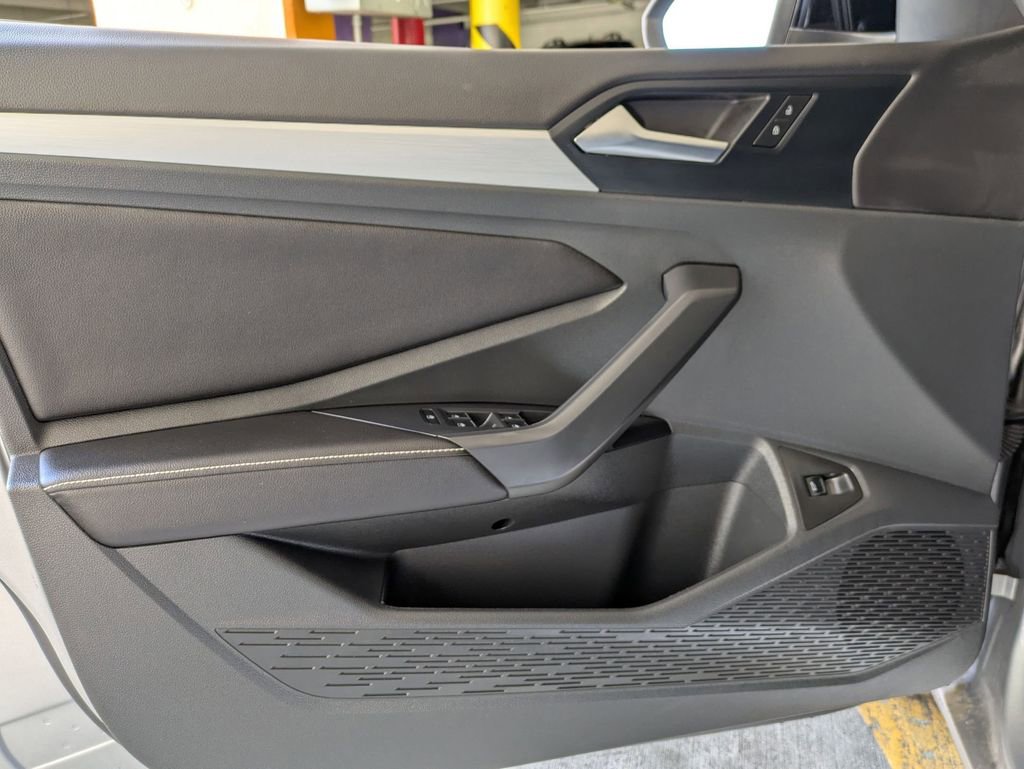 Used 2025 Volkswagen Jetta Sport image 11