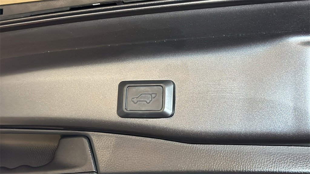 Used 2020 Toyota RAV4 Limited image 16