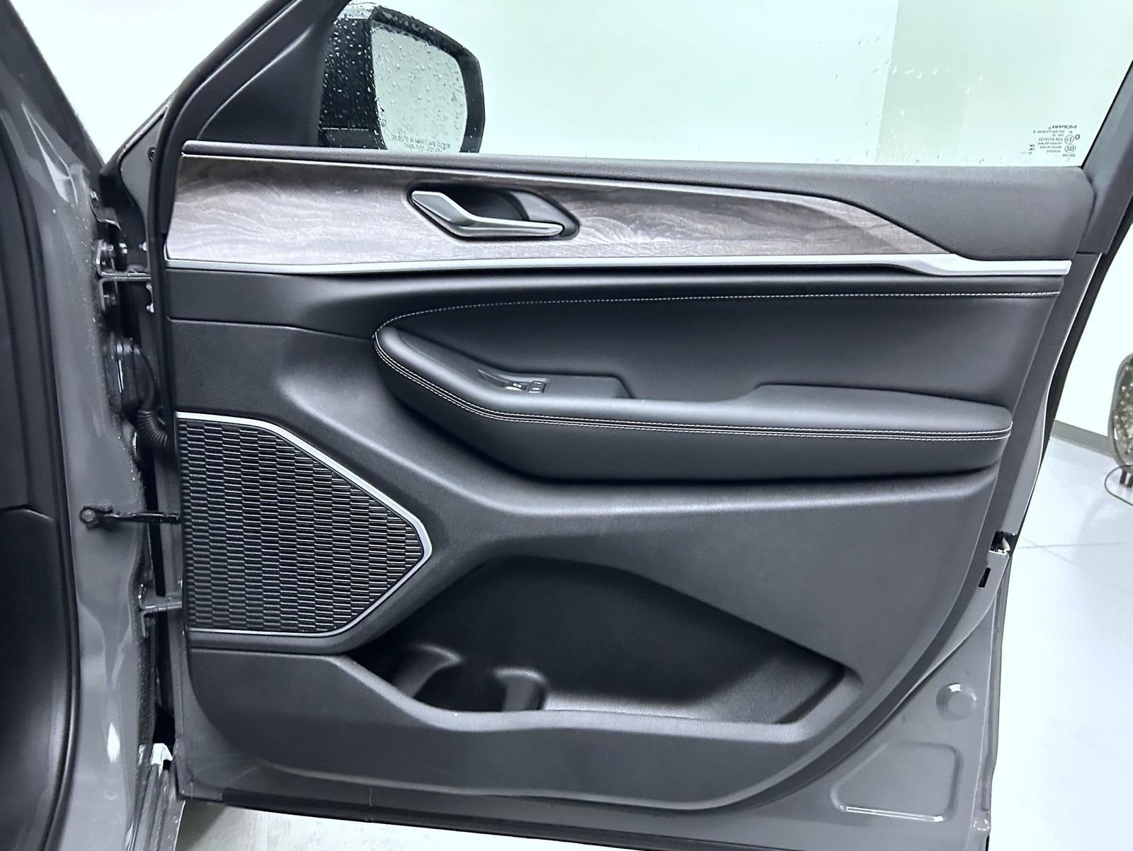 New 2027 Jeep Grand Cherokee Limited AWD/4WD image 16