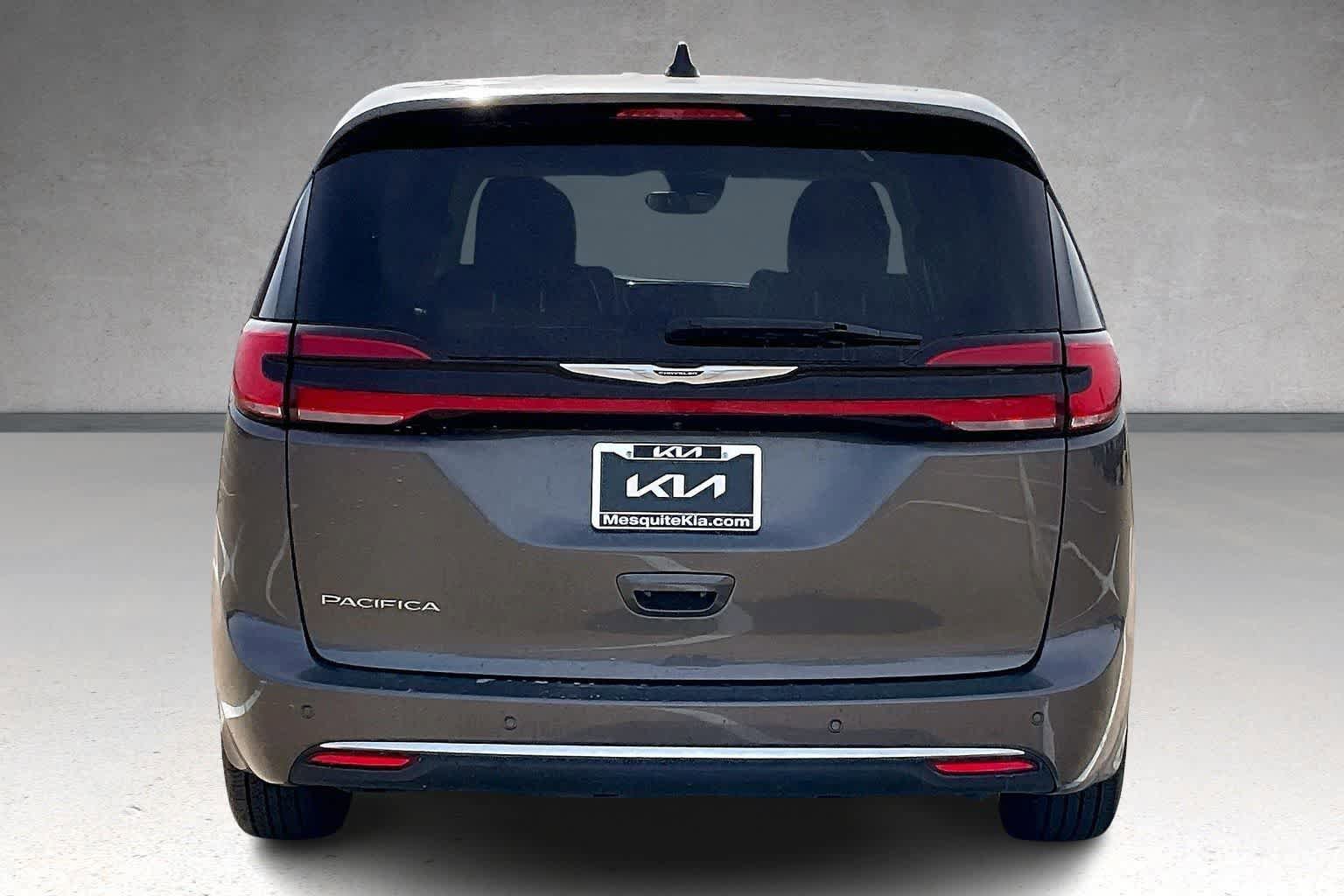 Used 2023 Chrysler Pacifica Touring-L image 5