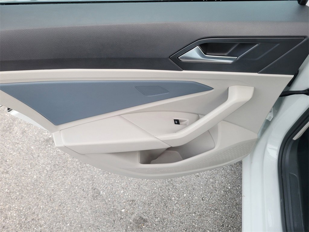 Certified 2025 Volkswagen Jetta SE w/ Sunroof Package image 11