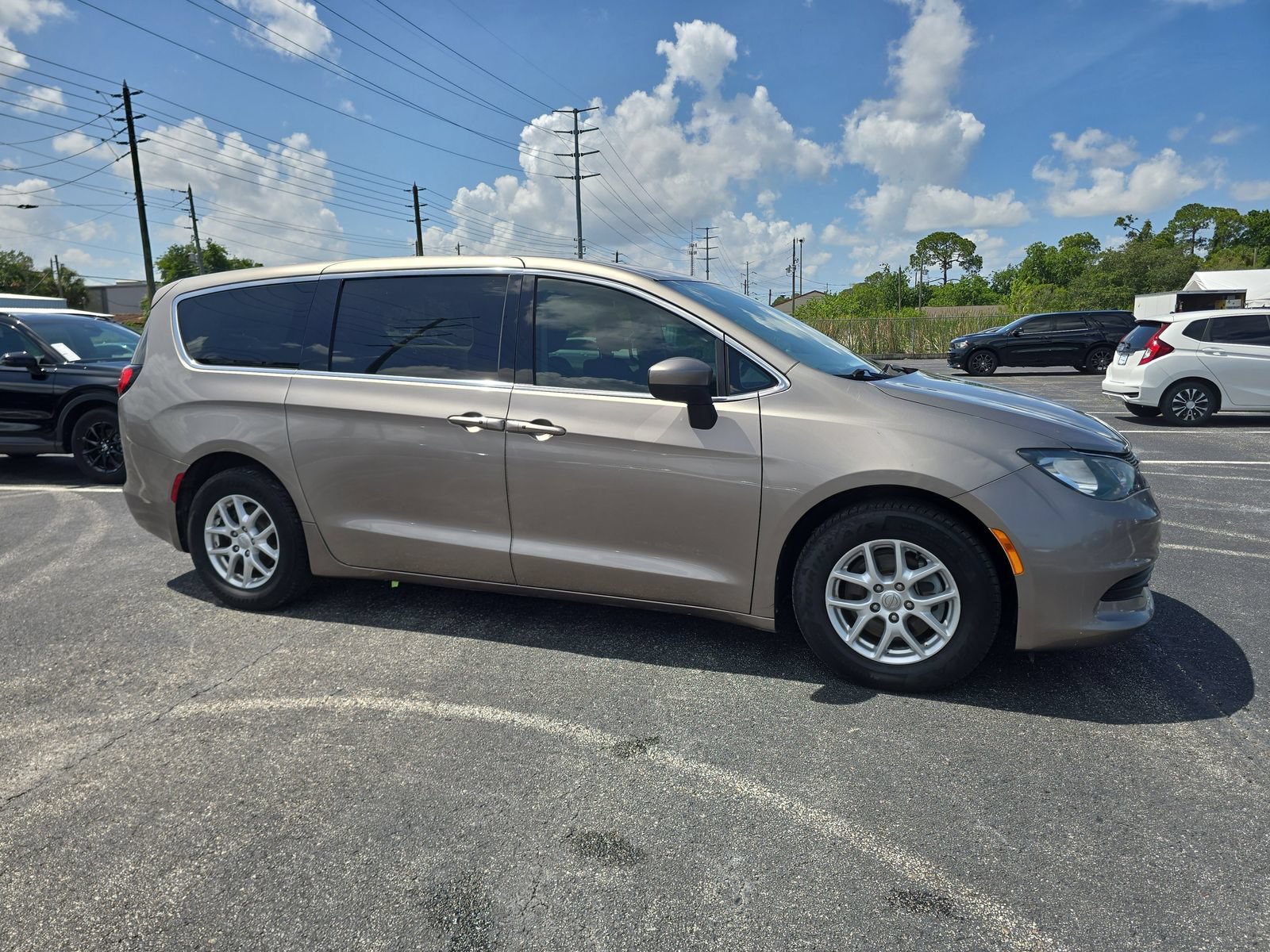 Used 2017 Chrysler Pacifica Touring FWD image 2