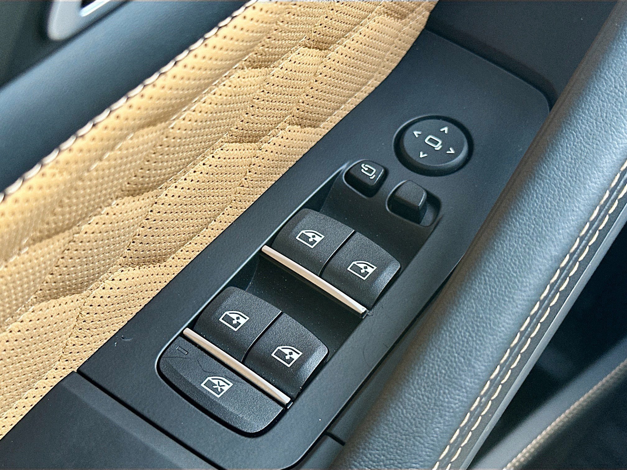 Used 2025 BMW X6 M Competition w/ Executive Package image 18