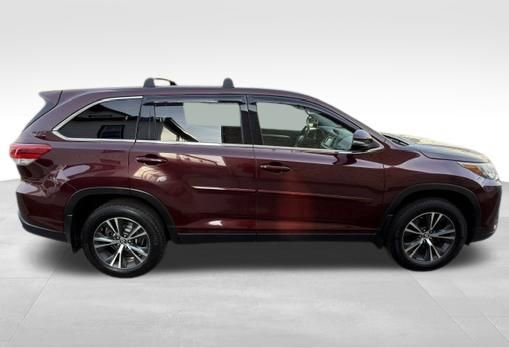 Used 2019 Toyota Highlander LE AWD/4WD image 4
