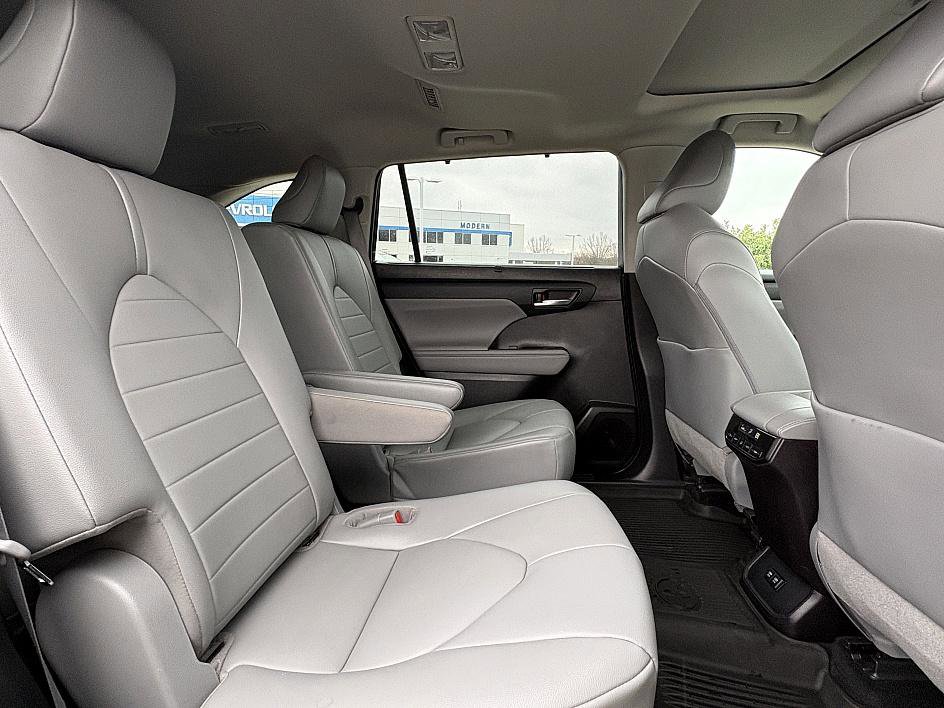 Used 2021 Toyota Highlander XLE image 13