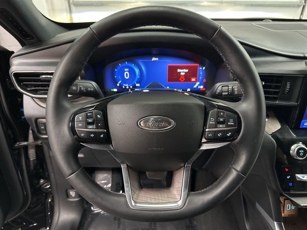 Used 2024 Ford Explorer Platinum w/ Technology Package AWD/4WD image 13
