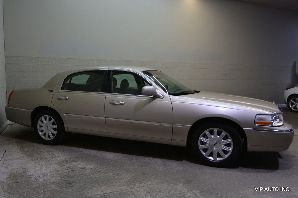 Used 2010 Lincoln Town Car Signature Limited image 29