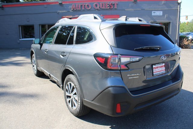 Used 2022 Subaru Outback Premium image 5