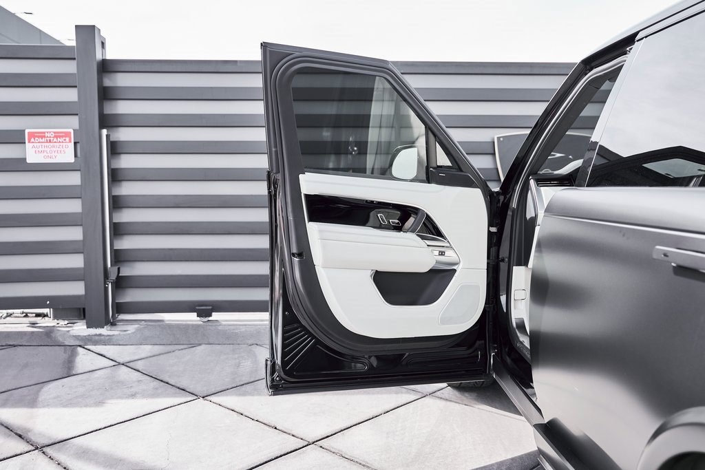 Used 2024 Land Rover Range Rover Long Wheelbase SE image 36