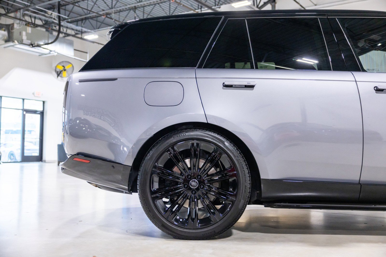 Used 2025 Land Rover Range Rover SE AWD/4WD image 24