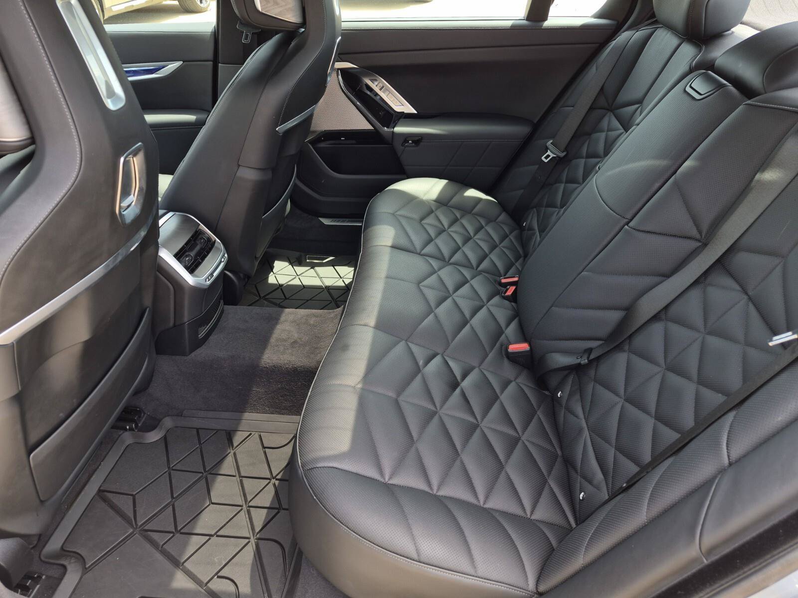 Certified 2025 BMW 740i w/ Premium Package RWD image 16