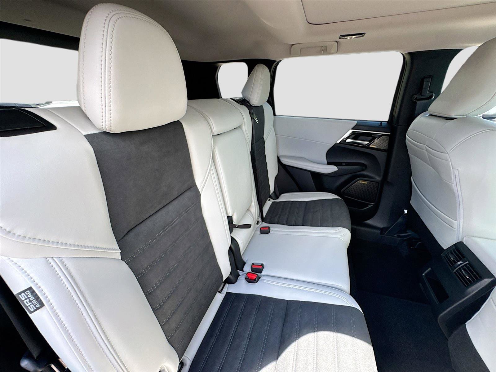 New 2025 Mitsubishi Outlander SE image 28