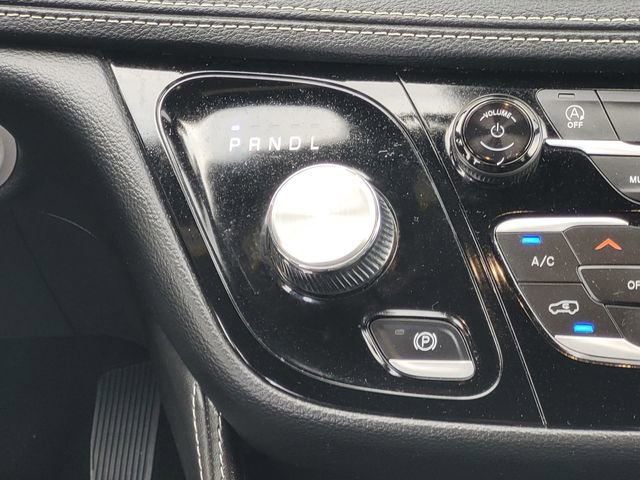 Used 2025 Chrysler Pacifica Limited image 17