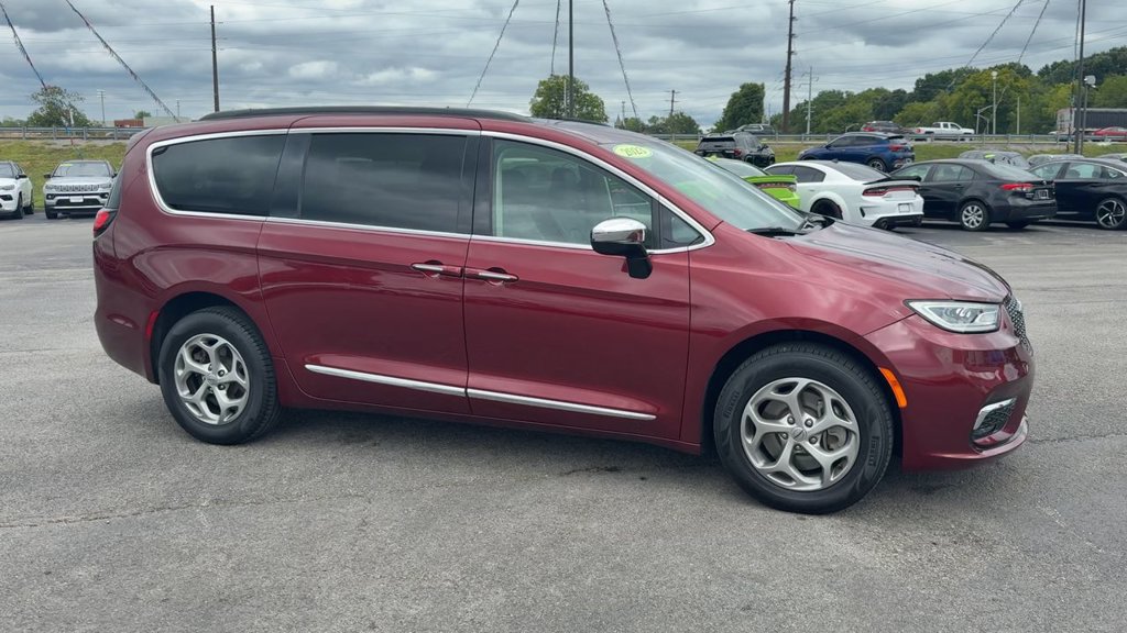 Used 2023 Chrysler Pacifica Limited AWD/4WD image 8