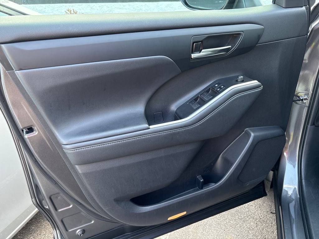Used 2022 Toyota Highlander XLE image 16