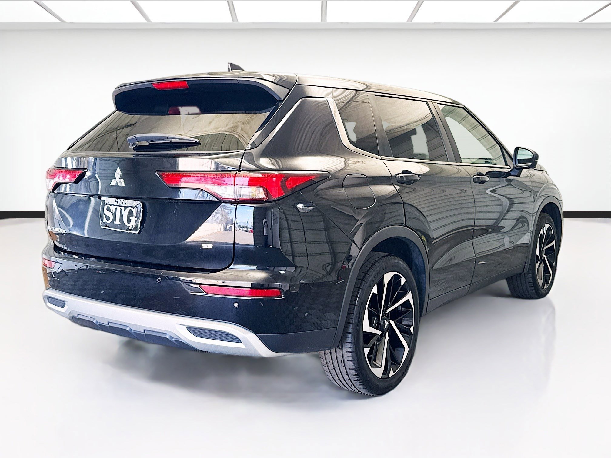 Used 2023 Mitsubishi Outlander SE image 4