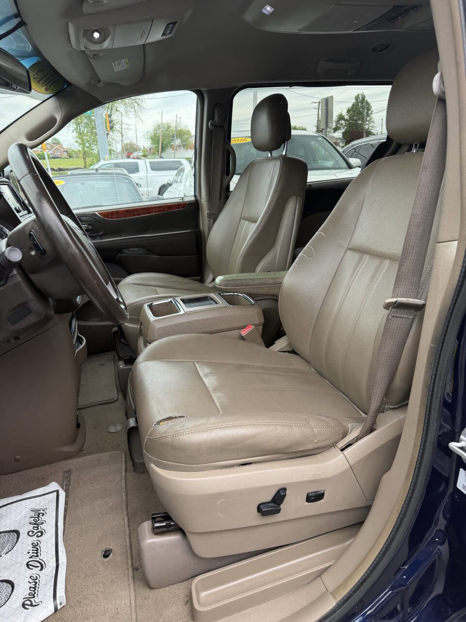 Used 2015 Chrysler Town & Country Touring FWD image 12