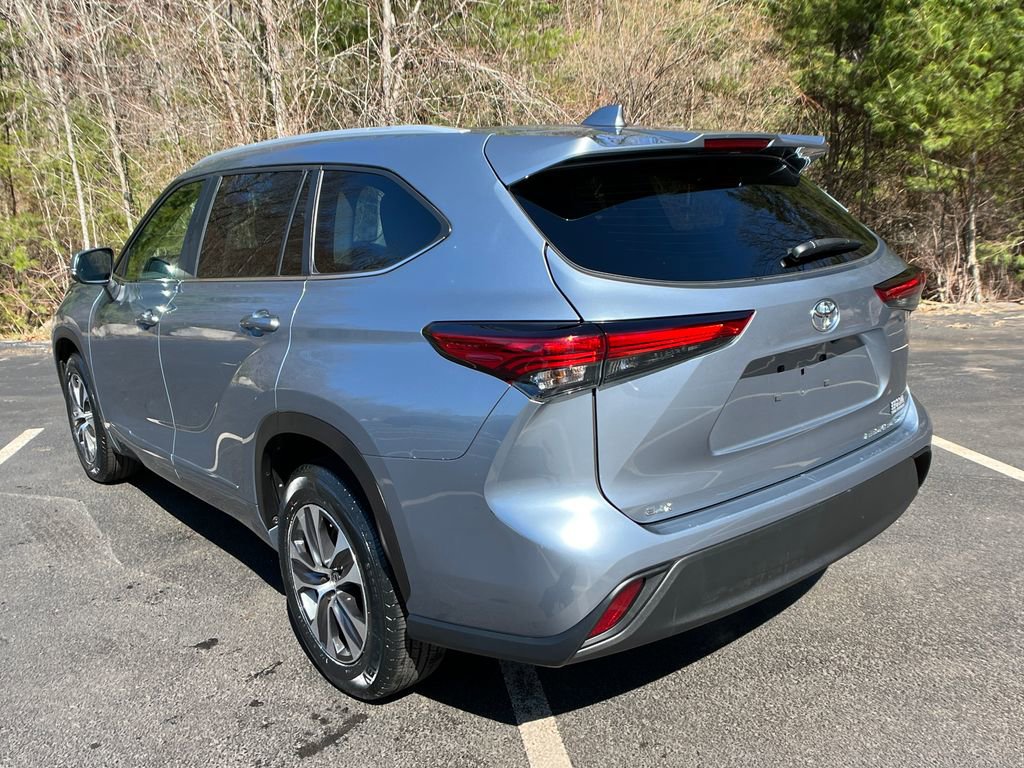 Used 2023 Toyota Highlander XLE image 3