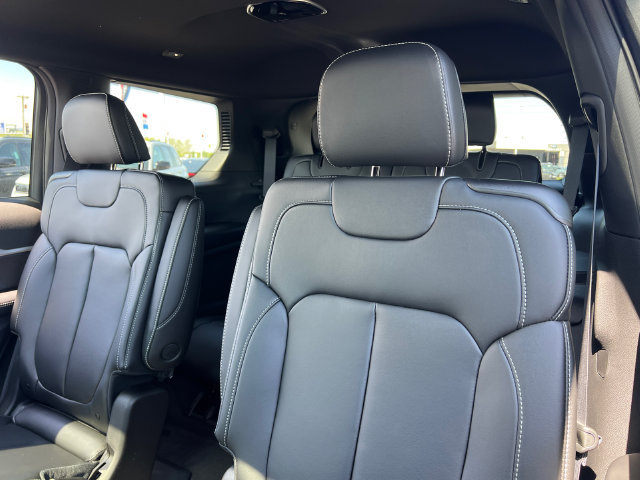 New 2026 Jeep Grand Cherokee L Limited w/ Limited Altitude Package AWD/4WD image 21