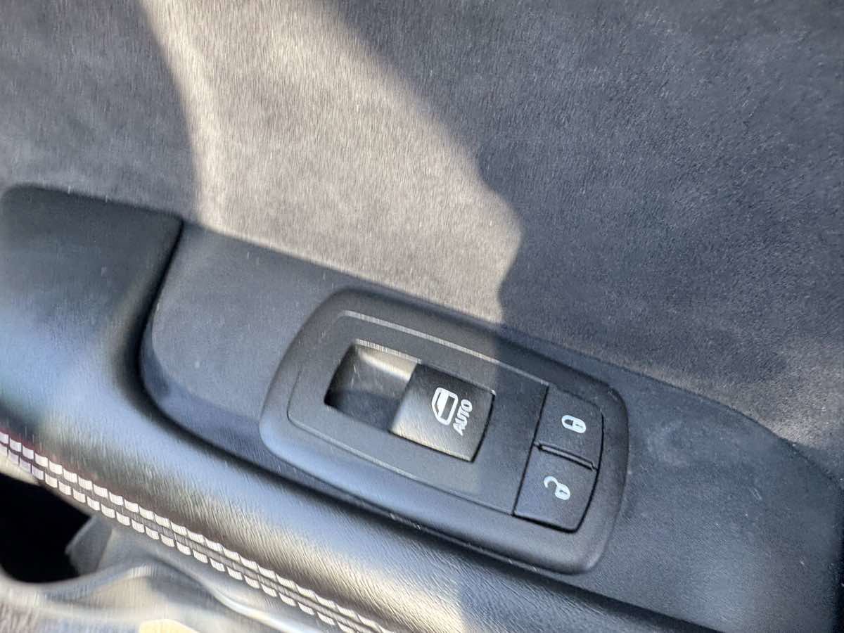 Used 2015 Dodge Challenger SRT image 38