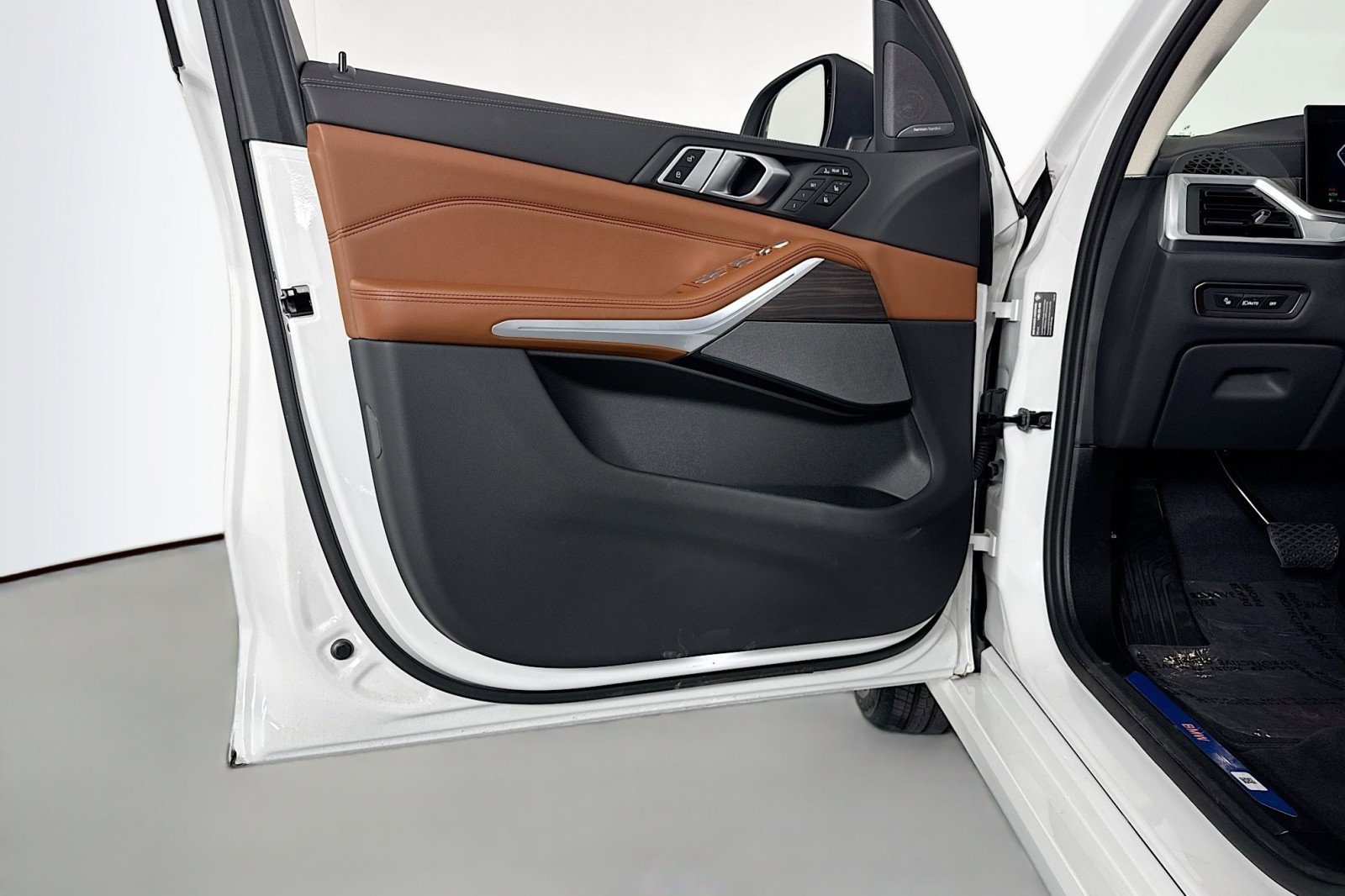 Used 2024 BMW X7 xDrive40i w/ Executive Package image 22