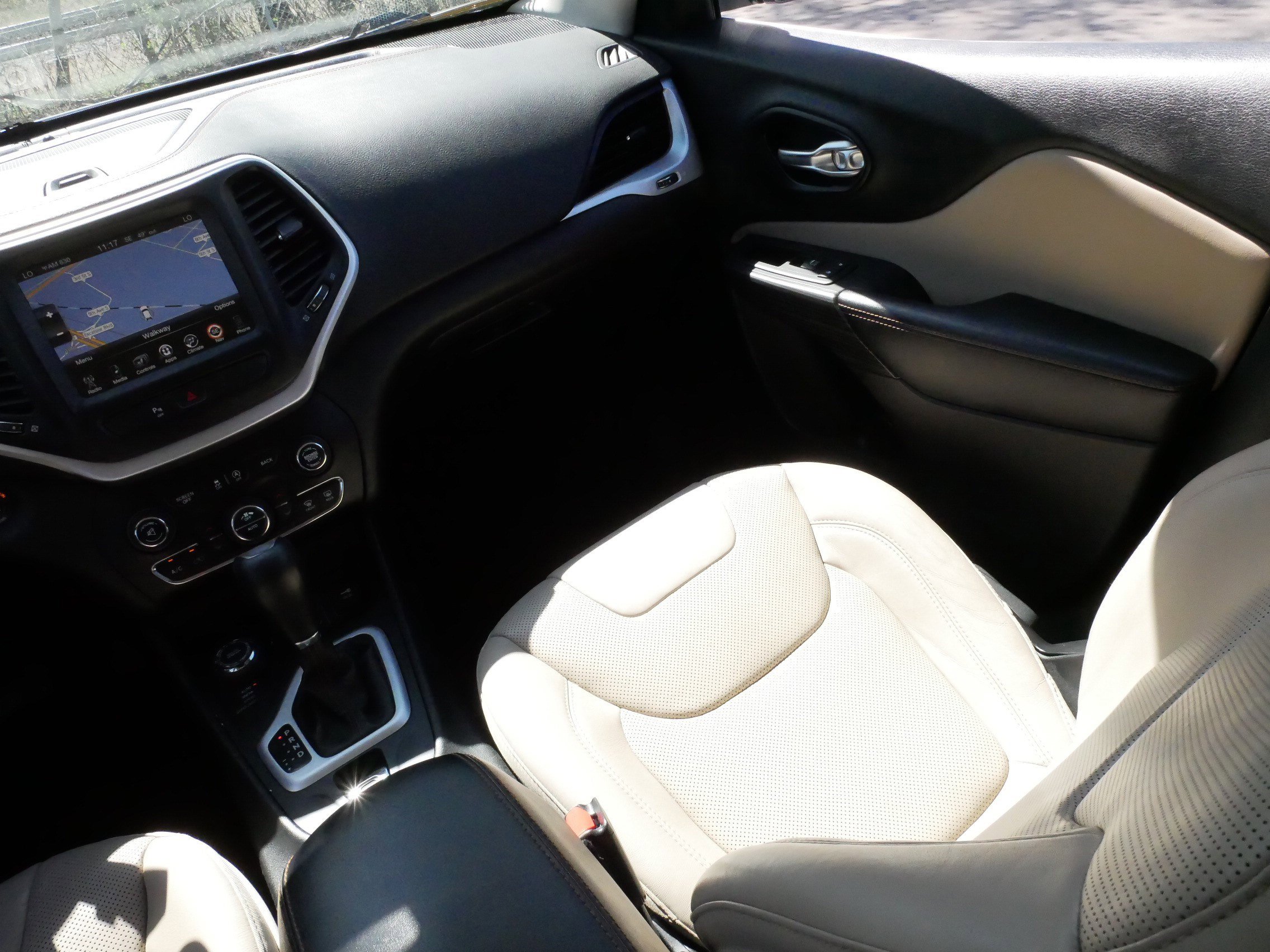 Used 2015 Jeep Cherokee Limited w/ Luxury Group AWD/4WD image 11