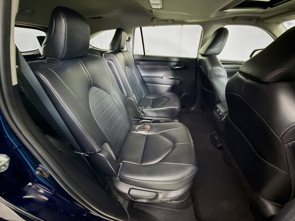 Used 2023 Toyota Highlander XLE FWD image 29