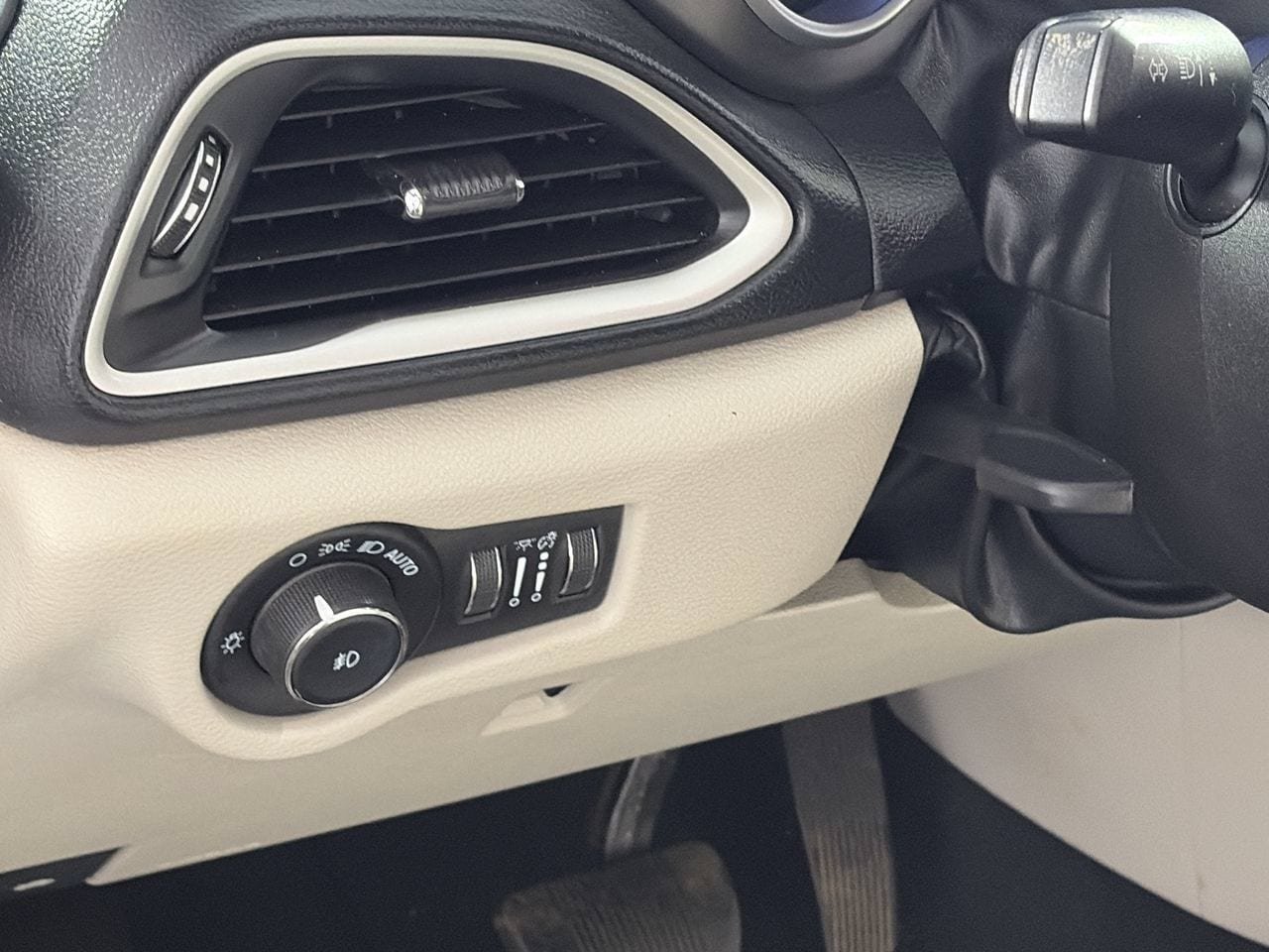 Used 2021 Chrysler Pacifica Touring-L FWD image 12